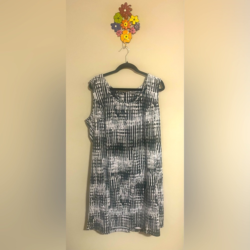 Jessica London, 22W, sleeveless black and white dress